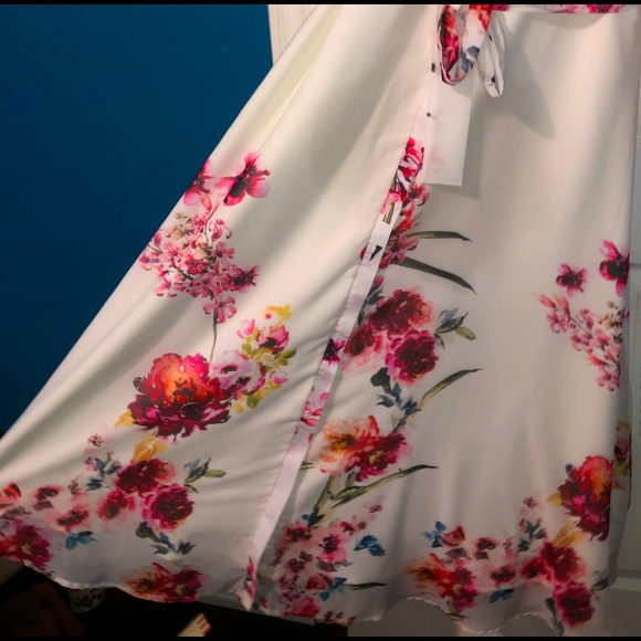 Dresses - Picture 3 of 3